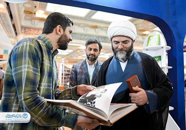 بازدید حجت‌الاسلام قمی از نمایشگاه بین‌المللی کتاب تهران