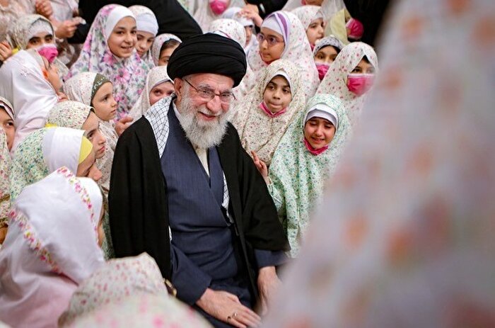 سعی کنید از آغاز نوجوانی با خدا دوست و در آینده جزو زنان بزرگ ایران عزیز شوید