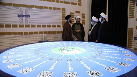 بازدید عضو هیئت امناء بنیاد هدایت از نمایشگاه مسجد جامعه پرداز