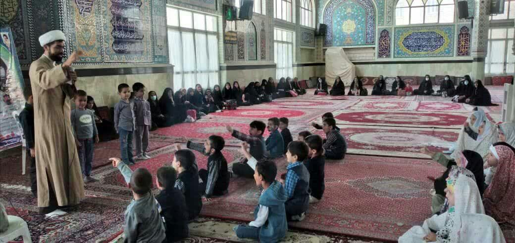 تلاش عمو روحانی محله برای شادی بچه ها