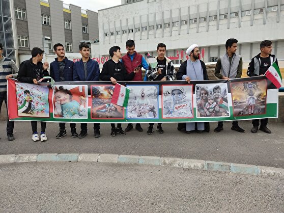 زنجیره دانش آموزان تبریزی در حمایت از کودکان مظلوم غزه