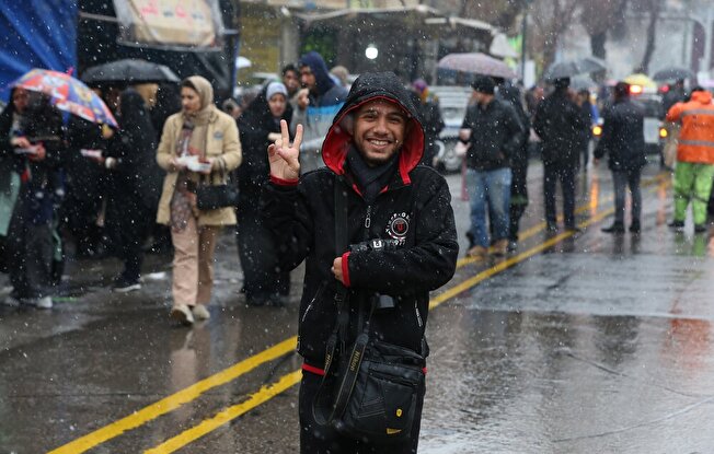 راهپیمایی بزرگ نیمه شعبان زیر بارش برف در اصفهان