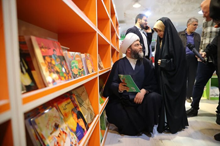 ابتکار رئیس سازمان تبلیغات اسلامی در بازدید از نمایشگاه کتاب/ تأکید بر اهتمام به ناشران کودک و نوجوان