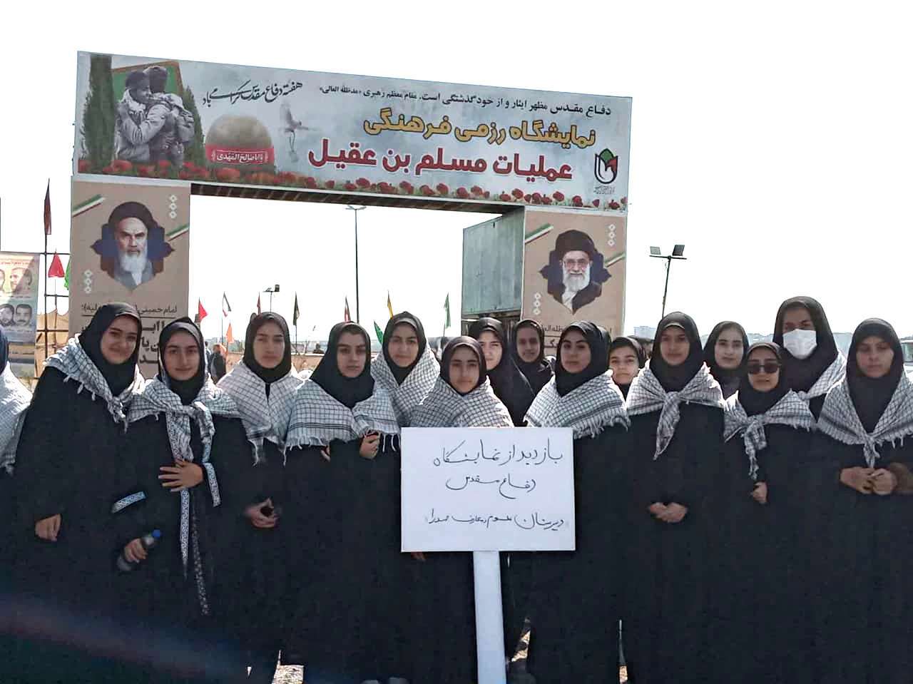 بازدید دانش آموزان مدرسه علوم و معارف اسلامی صدرای اردبیل از نمایشگاه دفاع مقدس