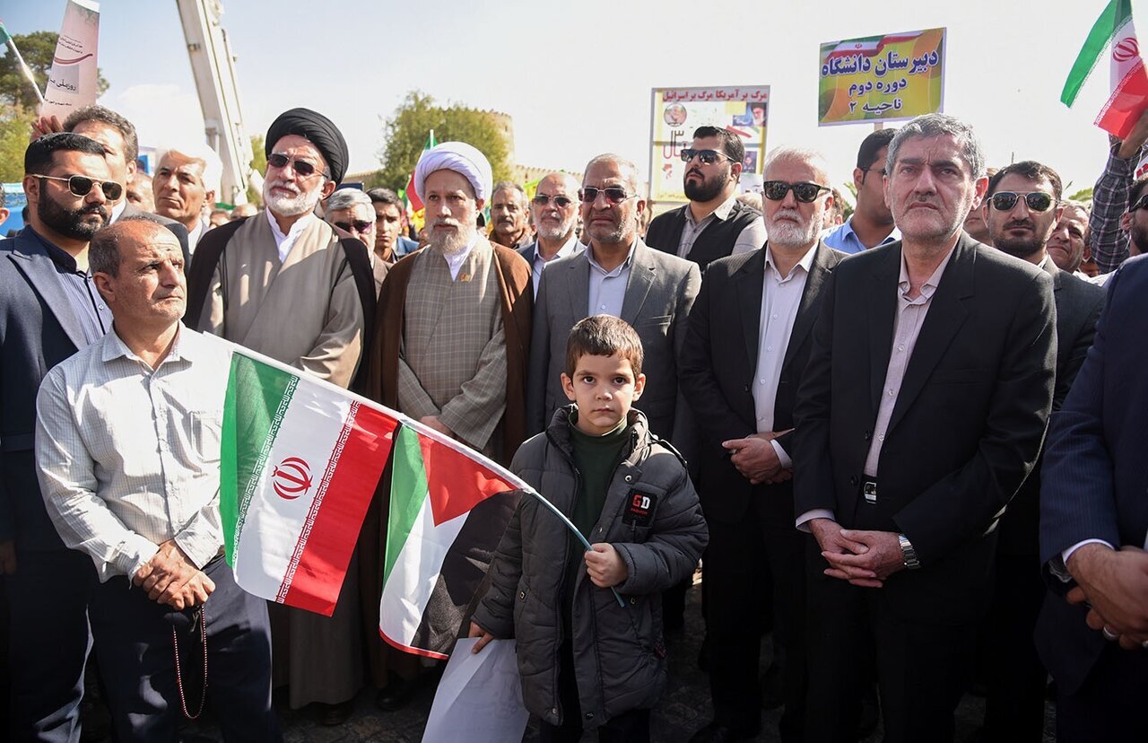 پیوند انقلابی مردم و دانش‌آموزان شیراز در مراسم گرامیداشت ۱۳ آبان