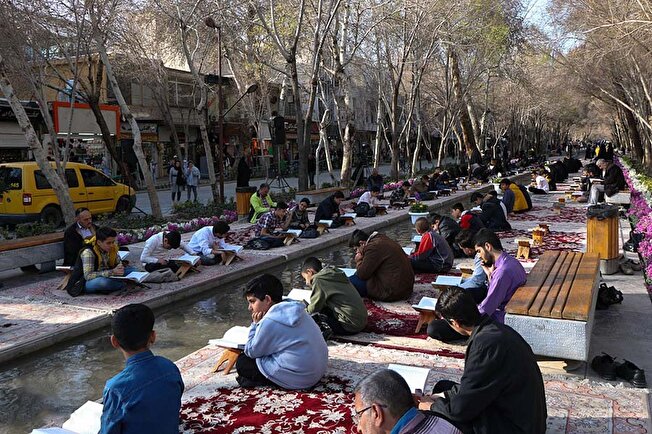 جزء‌خوانی قرآن کریم در چهارباغ اصفهان در حال برگزاری است