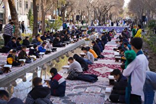 برنامه جزء خوانی قرآن کریم در گذر فرهنگی تاریخی چهارباغ اصفهان در حال برگزاری است