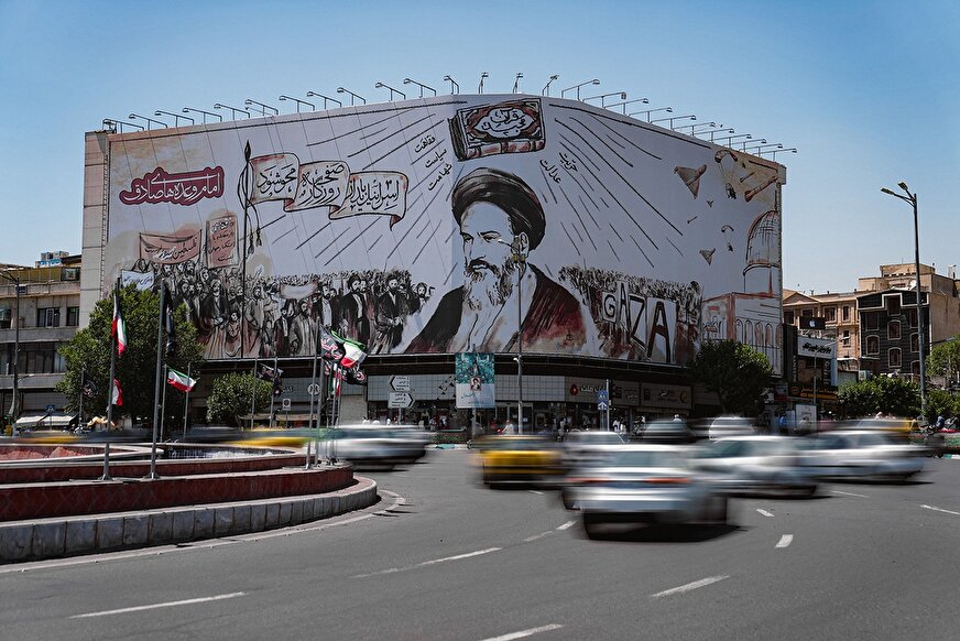 دیوارنگاره جدید میدان انقلاب مزین به شعار «امام وعده‌های صادق»