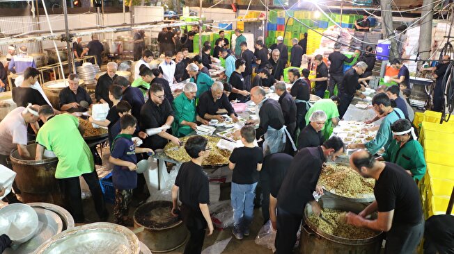طبخ غذای نذری عزاداران حسینی در آشپزخانه‌های هیئات مذهبی اصفهان
