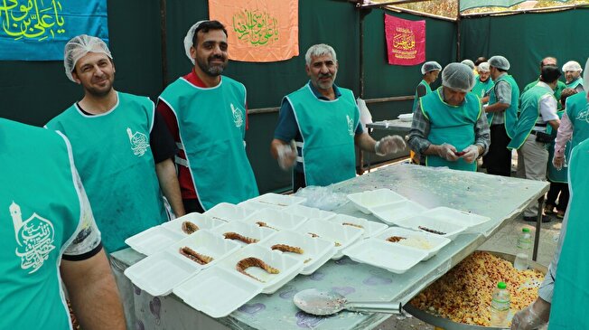 موکب‌های پذیرایی و اطعام میهمانان جشن غدیر در اصفهان با اجرای سنت حسنه اطعام