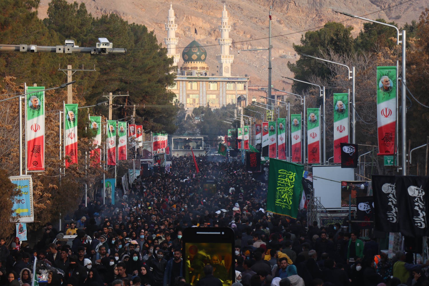 حضور دلدادگان سردار دل‌ها در گلزار شهدای کرمان