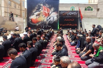 اقامه نماز ظهر عاشورا در حسینیه سیدالشهداء شهرستان مریوان