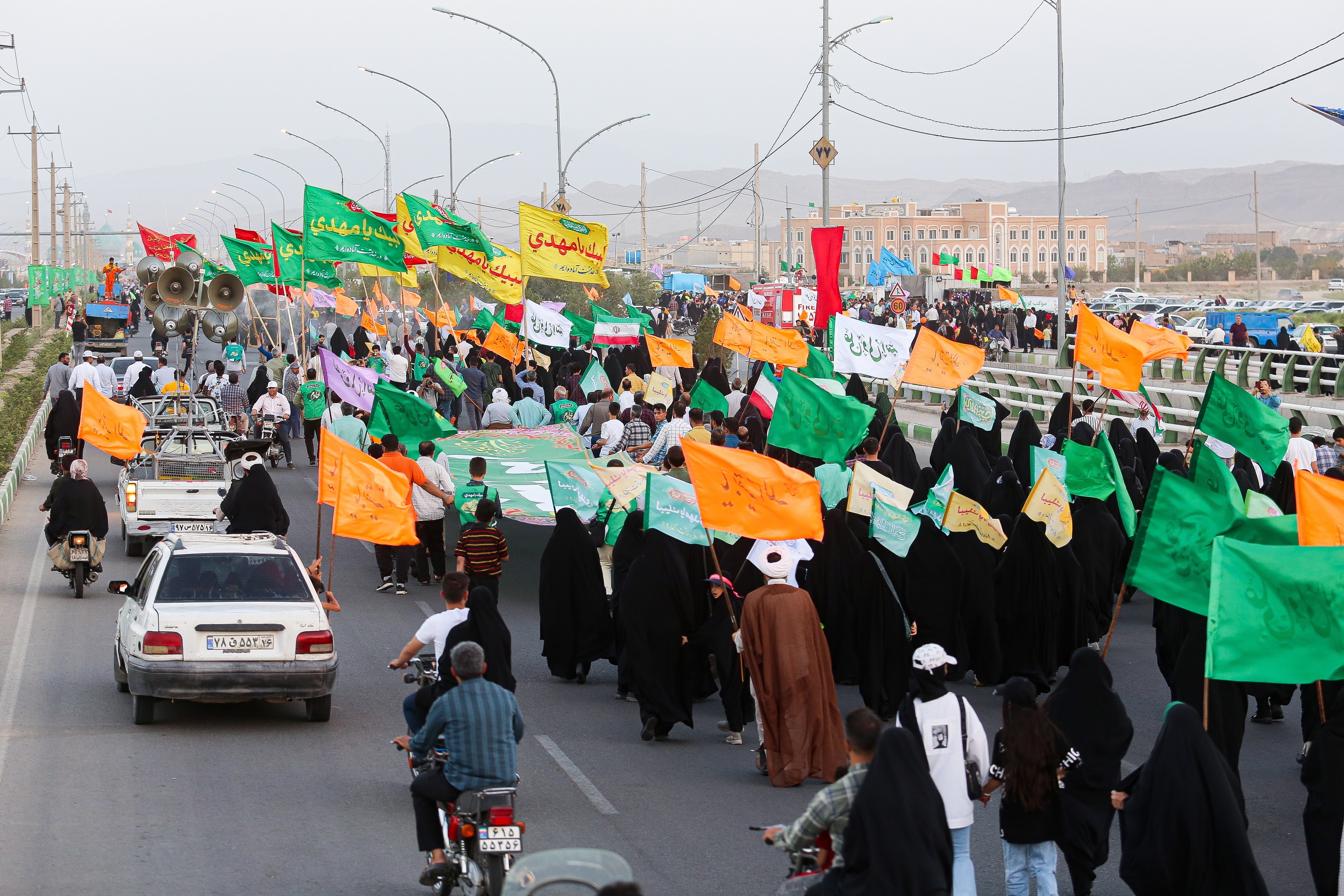 شادپیمایی ۷ کیلومتری از حرم حضرت معصومه(س) تا مسجد مقدس جمکران