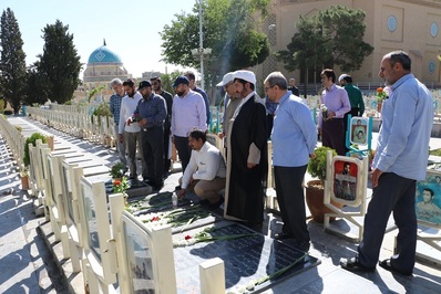 پرسنل اداره کل تبلیغات اسلامی با حضور در گلستان شهدا اصفهان با آرمان‌های شهدا تجدید میثاق کردند