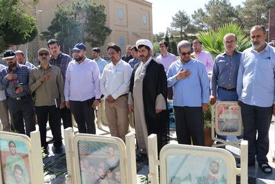 پرسنل اداره کل تبلیغات اسلامی با حضور در گلستان شهدا اصفهان با آرمان‌های شهدا تجدید میثاق کردند