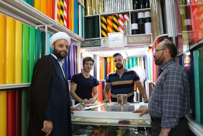گپ و گفتگوی دوستانه با کسبه و مغازه داران