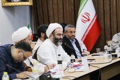 نشست دکتر زاکانی با فعالان فرهنگی قم