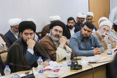 نشست دکتر زاکانی با فعالان فرهنگی قم