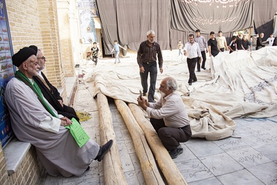 برافراشتن خیمه عزای هیئت چهل‌اختران قم