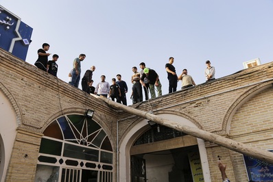برافراشتن خیمه عزای هیئت چهل‌اختران قم
