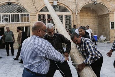 برافراشتن خیمه عزای هیئت چهل‌اختران قم