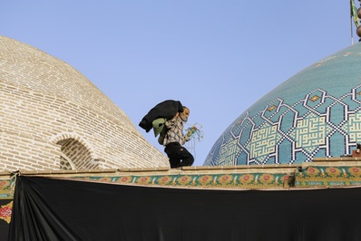 برافراشتن خیمه عزای هیئت چهل‌اختران قم