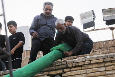 برافراشتن خیمه عزای هیئت چهل‌اختران قم
