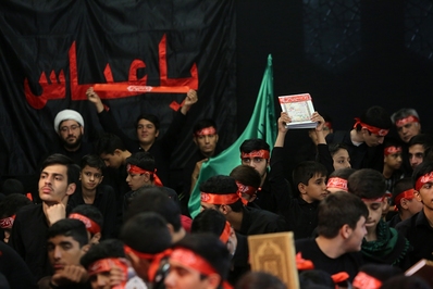 عزاداری نوجوانان قمی در اجتماع «رهروان قرآن، پیروان قاسم»