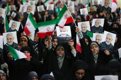 ادای احترام بانوان اصفهانی به سردار شهید حاج قاسم سلیمانی