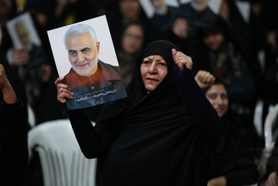 ادای احترام بانوان اصفهانی به سردار شهید حاج قاسم سلیمانی