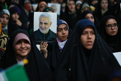 ادای احترام بانوان اصفهانی به سردار شهید حاج قاسم سلیمانی