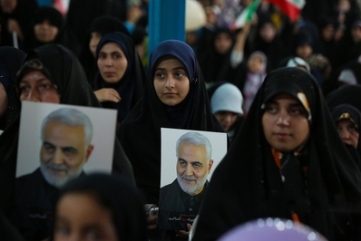 ادای احترام بانوان اصفهانی به سردار شهید حاج قاسم سلیمانی