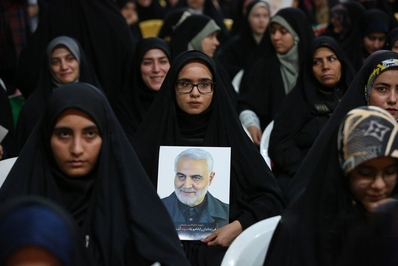 ادای احترام بانوان اصفهانی به سردار شهید حاج قاسم سلیمانی