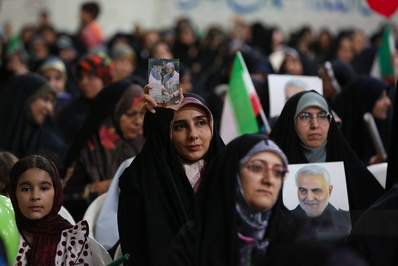 ادای احترام بانوان اصفهانی به سردار شهید حاج قاسم سلیمانی