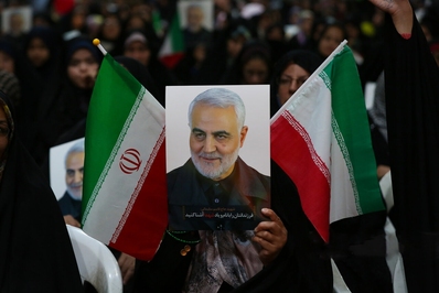 ادای احترام بانوان اصفهانی به سردار شهید حاج قاسم سلیمانی