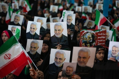 ادای احترام بانوان اصفهانی به سردار شهید حاج قاسم سلیمانی