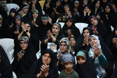 ادای احترام بانوان اصفهانی به سردار شهید حاج قاسم سلیمانی