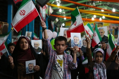 ادای احترام بانوان اصفهانی به سردار شهید حاج قاسم سلیمانی