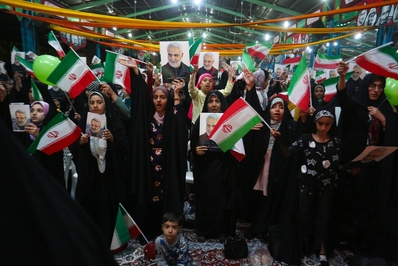 ادای احترام بانوان اصفهانی به سردار شهید حاج قاسم سلیمانی