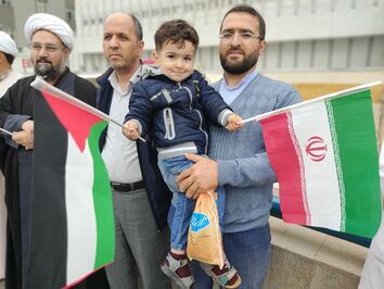 زنجیره دانش آموزان تبریزی در حمایت از کودکان مظلوم غزه