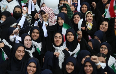 حضور جوانان و نوجوانان اصفهانی در راهپیمایی ۱۳ آبان