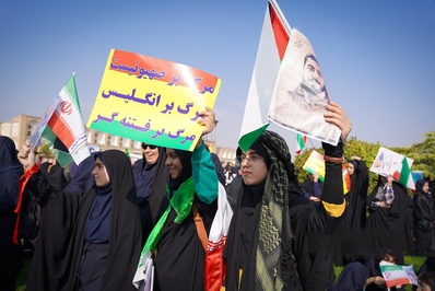 حضور جوانان و نوجوانان اصفهانی در راهپیمایی ۱۳ آبان
