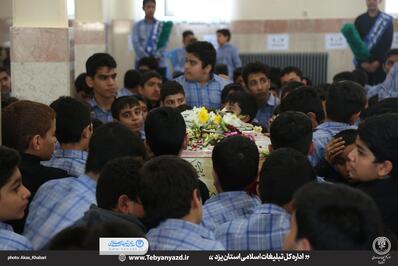تجدید میثاق دانش آموزان پسر با شهدای گمنام