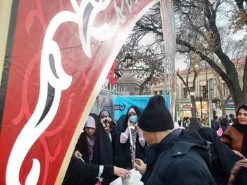 غرفه و ایستگاه صلواتی دختران حاج قاسم تبریز بمناسب شهادت سردار دل‌ها و روز مادر