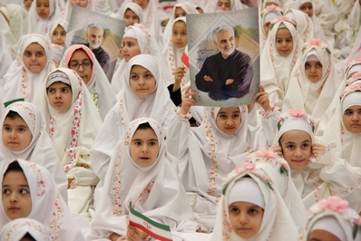 جشن تکلیف ۱۴۰۰ دختر دانش‌آموز در قزوین