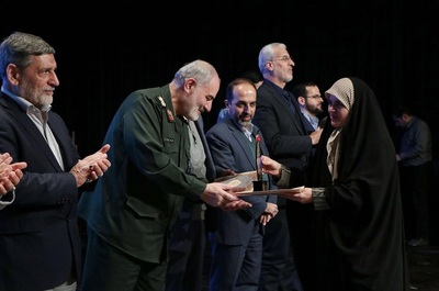 تجلیل از برگزیدگان جشنواره همدان به روایت تصویر