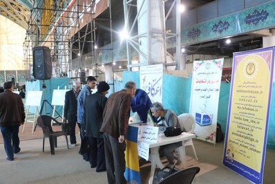 میز خدمت اداره کل تبلیغات اسلامی اصفهان در حاشیه نماز جمعه اصفهان برگزار شد