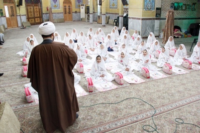 برپایی جشن تکلیف دختران قزوینی در امامزاده اسماعیل (ع)