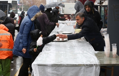 راهپیمایی بزرگ نیمه شعبان زیر بارش برف در اصفهان