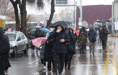 راهپیمایی بزرگ نیمه شعبان زیر بارش برف در اصفهان